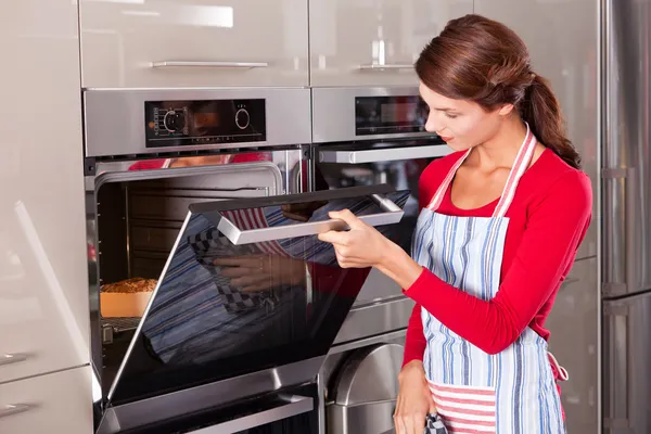 Checking the oven — Stock Photo, Image