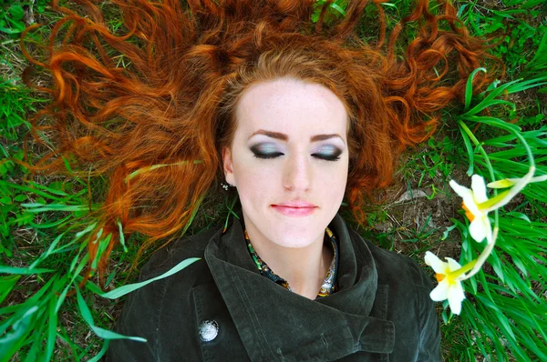 Gözleri kapalı olan Kızıl saçlı kız — Stok fotoğraf