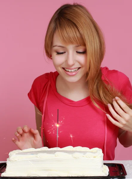 Девушка смотрит на торт — стоковое фото