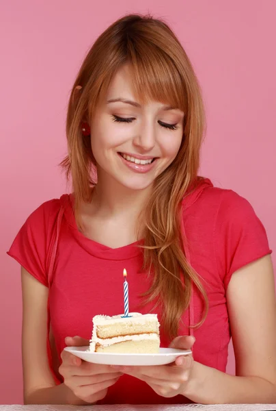 케이크를 보고 소녀 — 스톡 사진