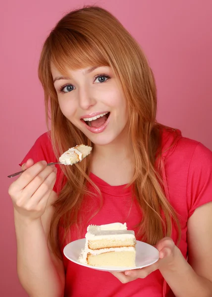 바닐라 케이크를 먹는 여자 — 스톡 사진