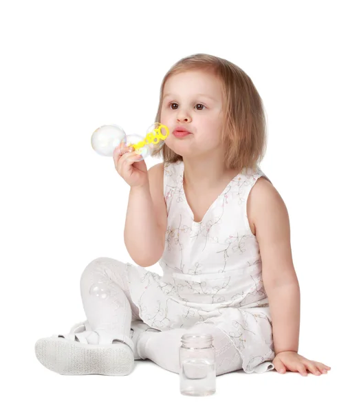 Мила маленька дівчинка і бульбашки — стокове фото