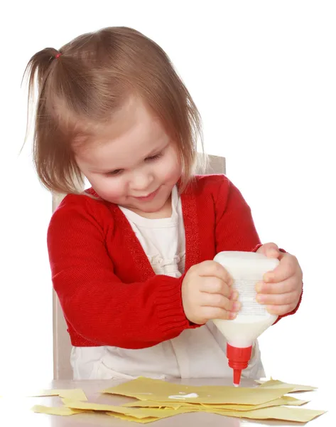 Dívka si hraje s papíru a lepidla — Stock fotografie
