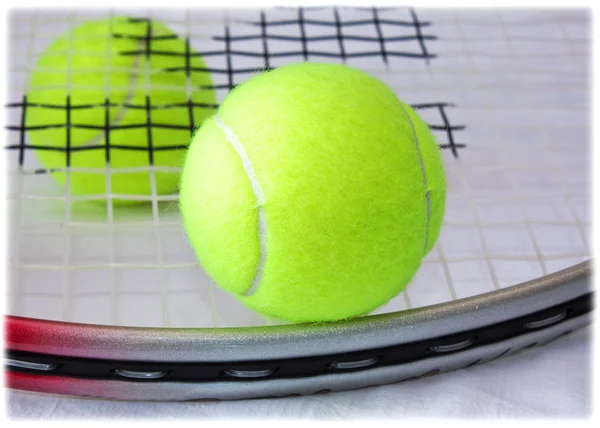 Raquette et balles de tennis — Photo