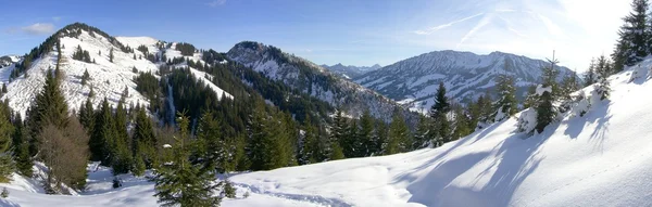 Зимний мир в баварских Альпах — стоковое фото