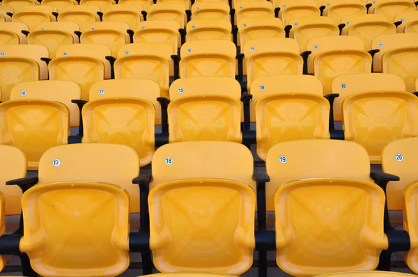 Впереди жёлтое сиденье на стадионе — стоковое фото