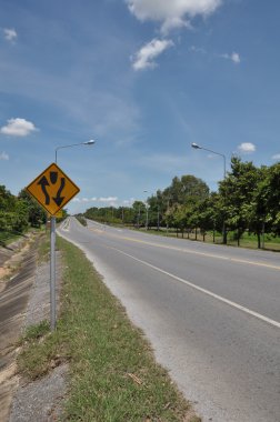 iki yönlü trafik sembolü