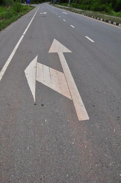 Dois símbolo de tráfego de seta na estrada — Fotografia de Stock