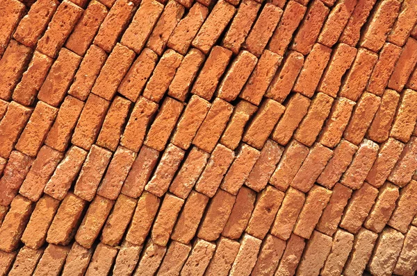 Природа кирпичной стены с боковым видом — стоковое фото