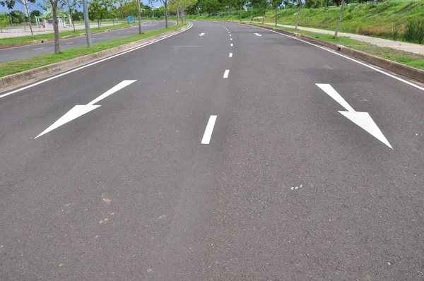 Tráfico de flechas en carretera asfaltada — Foto de Stock