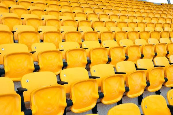 Желтый стул на стадионе — стоковое фото