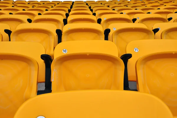 アリーナで黄色の椅子 — ストック写真
