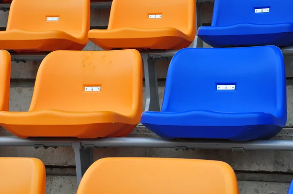 颜色的位子在体育场 — 图库照片