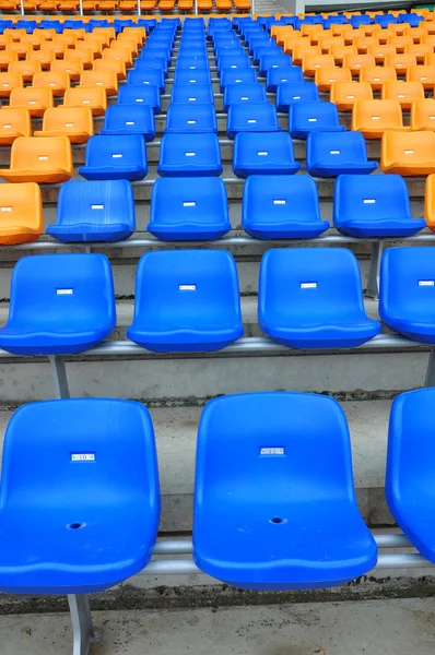 Синее сиденье на стадионе — стоковое фото