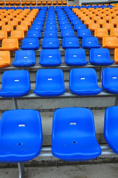 蓝色和橙色的位子在体育场 — 图库照片