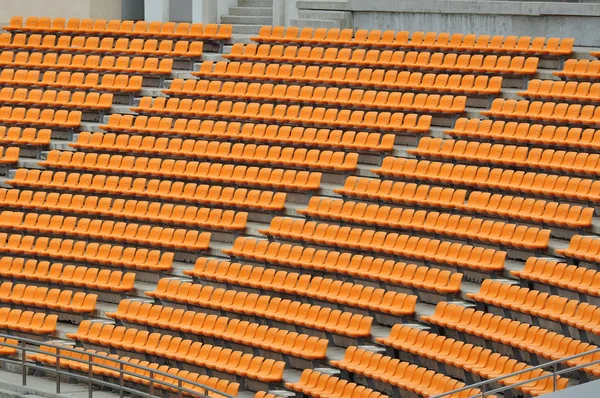 スタジアムのオレンジ色の座席 — ストック写真