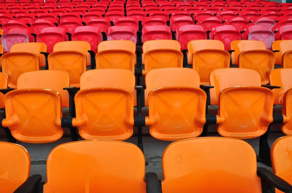 Оранжевое и красное сиденье на стадионе 2 — стоковое фото