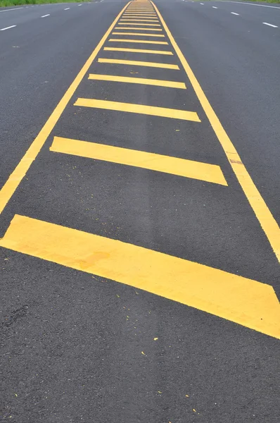 Gelbe Linie auf Asphaltstraße — Stockfoto