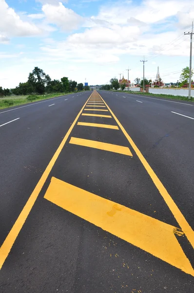 Желтая линия на асфальтовой дороге, как небо — стоковое фото