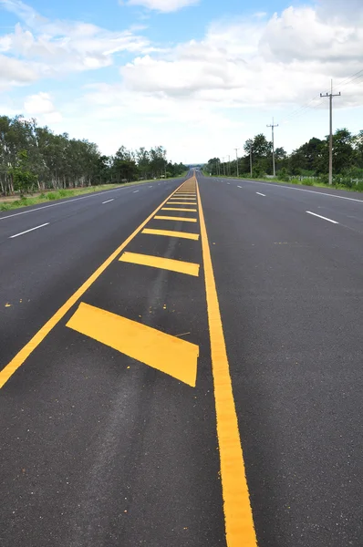 Linha amarela na estrada de asfalto como o céu — Fotografia de Stock