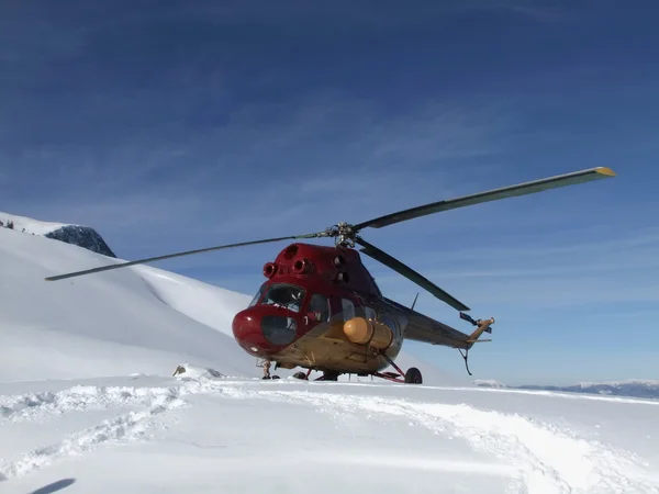 L'hélicoptère sur une clairière de montagne — Photo