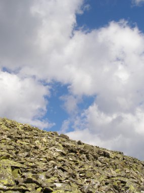 Hillside bulutlar altında