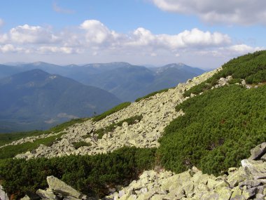 Hillside bulutlar altında