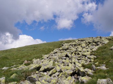 Hillside bulutlar altında