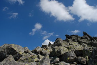 Hillside bulutlar altında