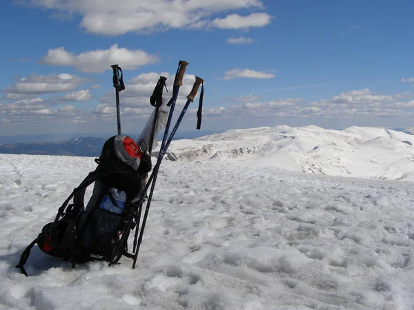 Μπαστούνια του σκι στην κορυφή — Φωτογραφία Αρχείου