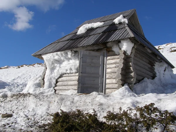 Hut in mountains in the winter — Stock Photo, Image
