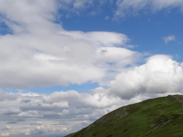 Lado da colina sob nuvens — Fotografia de Stock