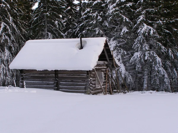 Stugan i fjällen på vintern — Stockfoto