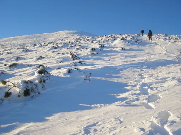 Трек в сніговому горизонті і туристів . — стокове фото