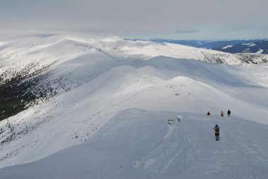 dağ manzarası ile turistler kış.
