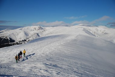 dağ manzarası ile turistler kış.