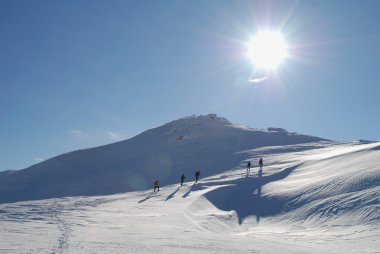 dağ manzarası ile turistler kış