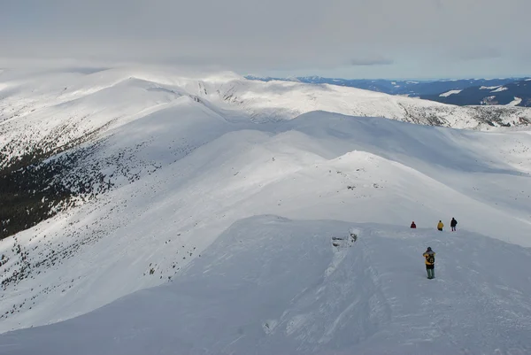 Ορεινό τοπίο με τους τουρίστες το χειμώνα. — Φωτογραφία Αρχείου