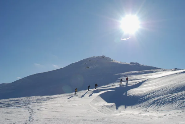 Dağ manzarası ile turistler kış — Stok fotoğraf