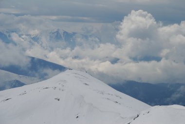 bulutlar dağ kış eğimi.