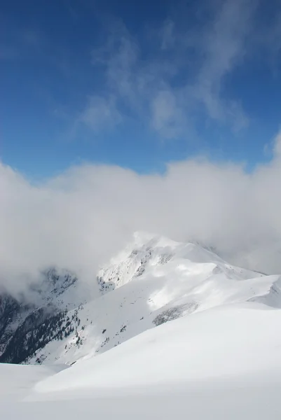Téli hegyoldalban felhők. — Stock Fotó