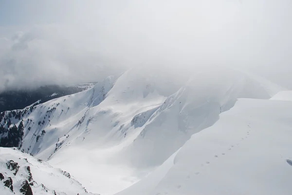 Pista invernale di montagna tra le nuvole — Foto Stock