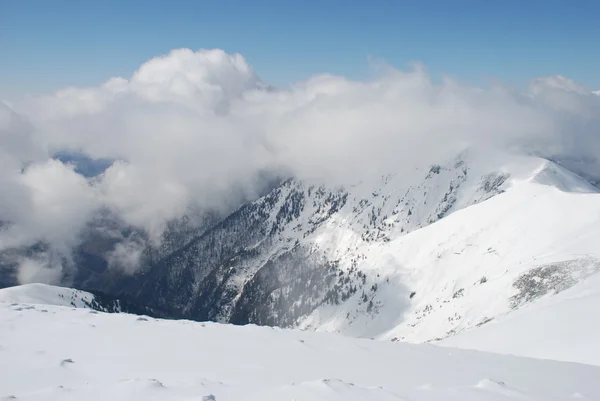Πλαγιά του βουνού χειμώνα στην σύννεφα. — Φωτογραφία Αρχείου