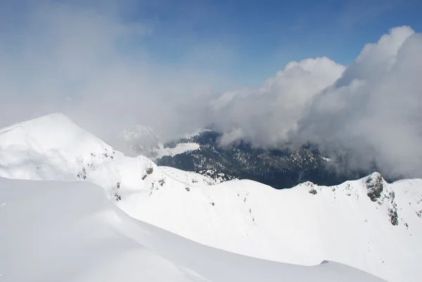 Bulutlar dağ kış eğimi. — Stok fotoğraf