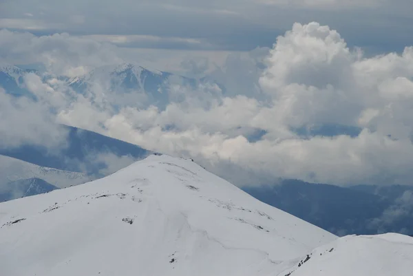 구름에서 산 겨울 슬로프. — 스톡 사진