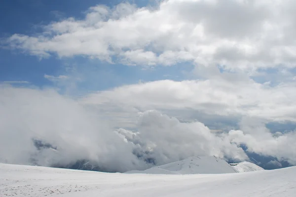 Svah zimní hory v mracích. — Stock fotografie
