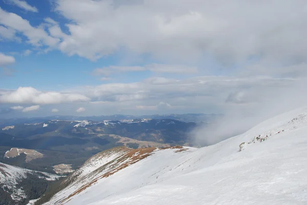 Гірський зимовий схил у хмарах . — стокове фото