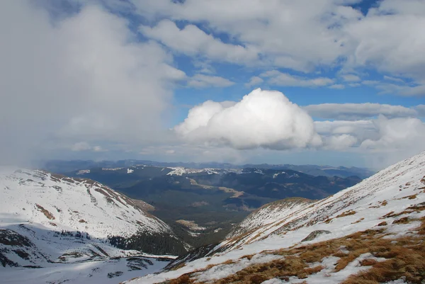 Зимний склон горы в облаках — стоковое фото