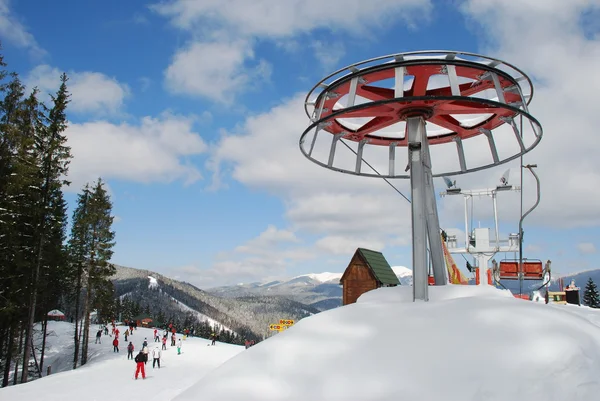 Het roterende apparaat van de berg-skiën lift. — Stockfoto