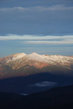 sonbahar Dağları.